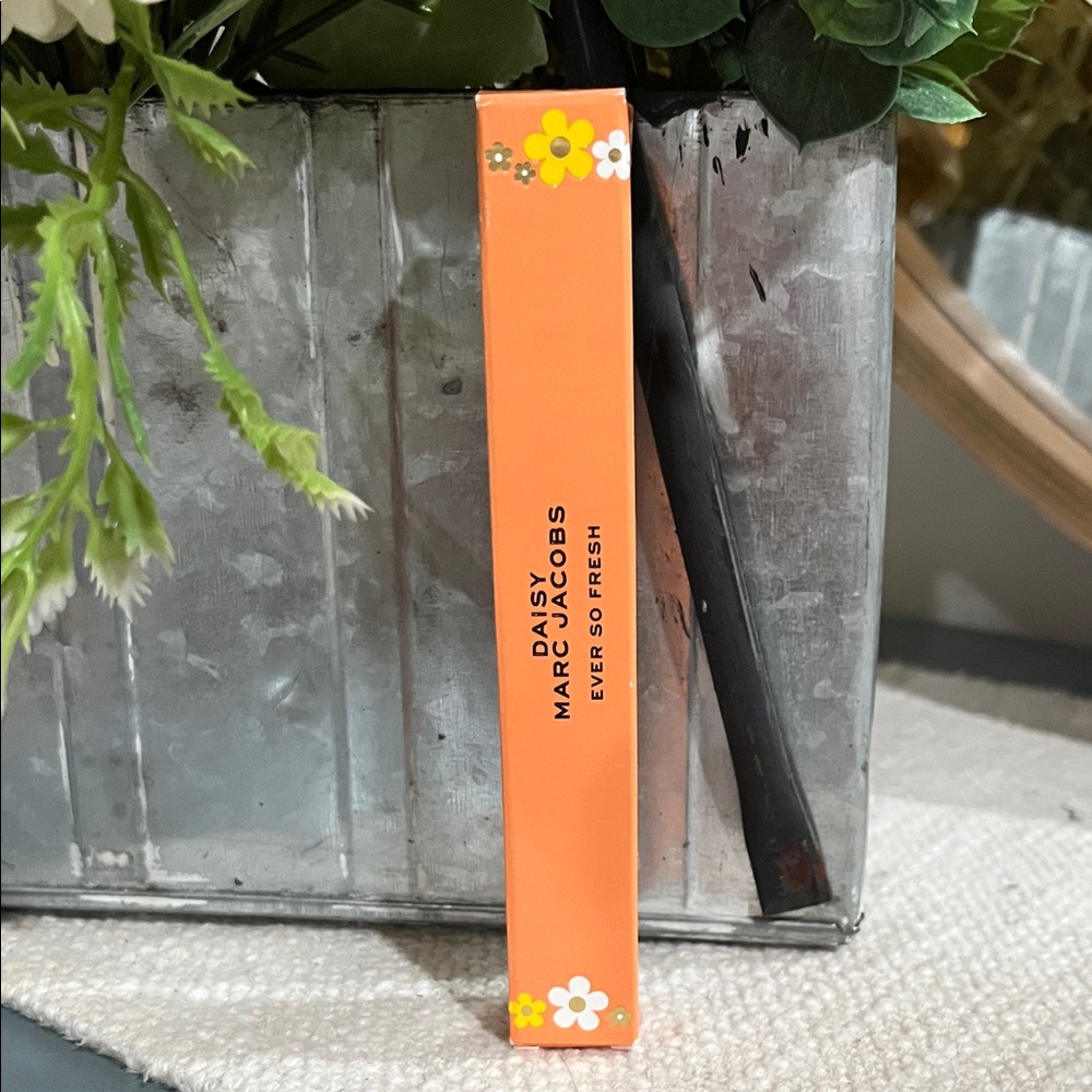 Marc Jacobs Daisy Ever So Fresh Faux Floral Accent - Orange